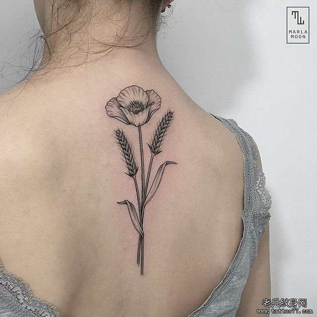 后背个性花卉纹身
