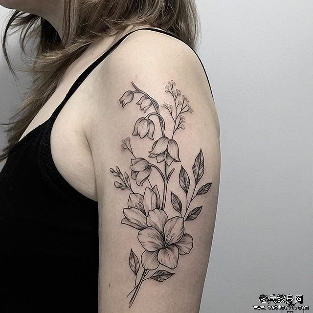 大臂花卉纹身