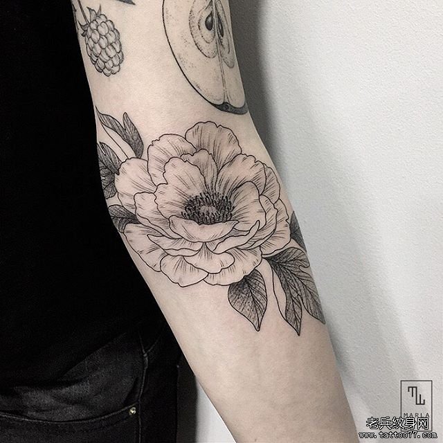 手肘个性花纹身