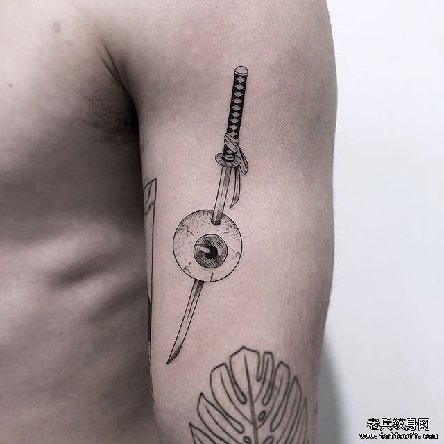 手臂刀眼睛纹身