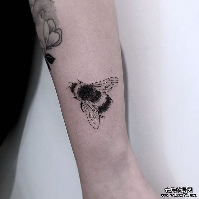手臂小清新蜜蜂纹身