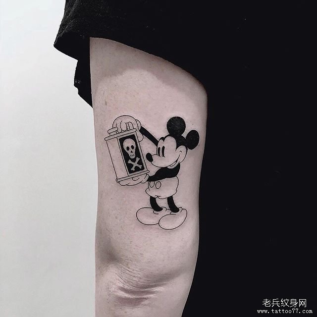 手臂米老鼠纹身