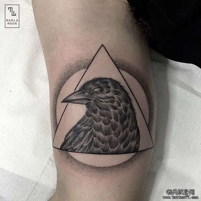 手臂个性点刺几何鸟纹身