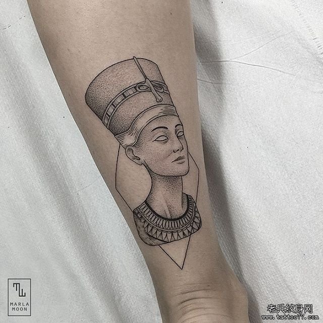 点刺女孩纹身