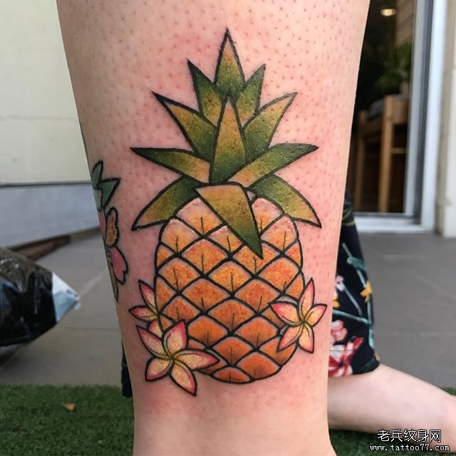 手臂色彩菠萝纹身