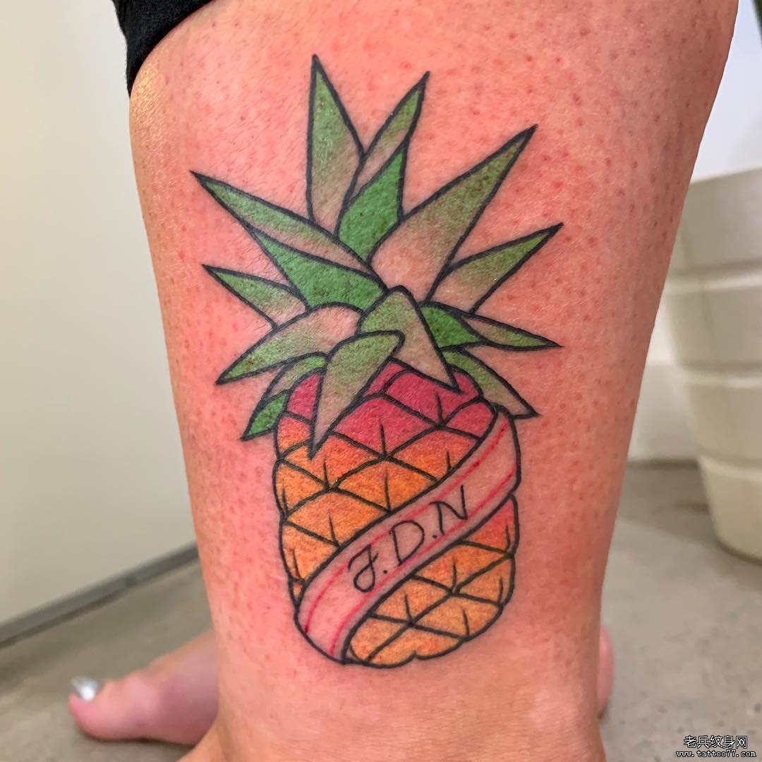 大腿色彩菠萝纹身