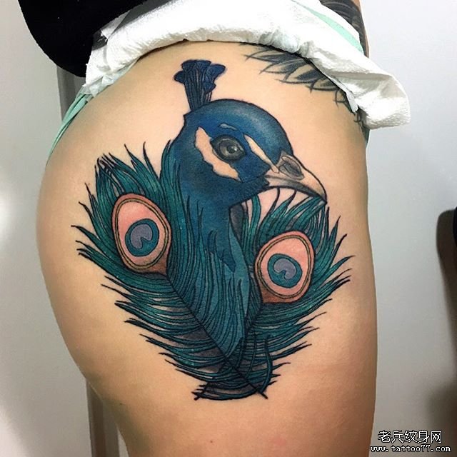 大腿色彩孔雀纹身