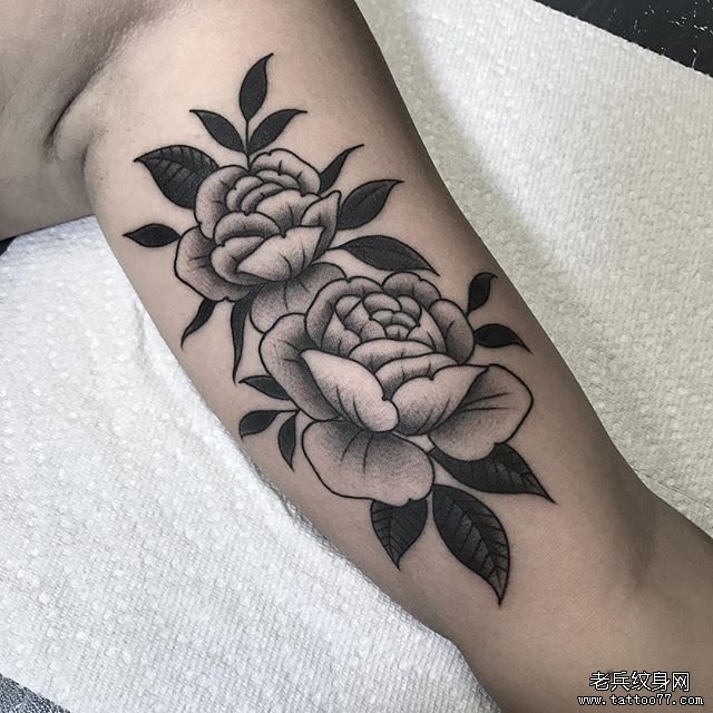 手臂黑灰花纹身