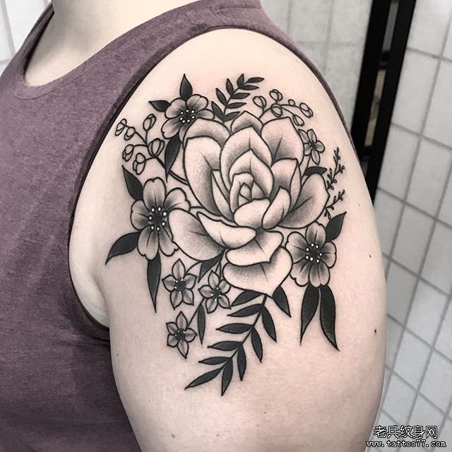 大臂简约花卉纹身