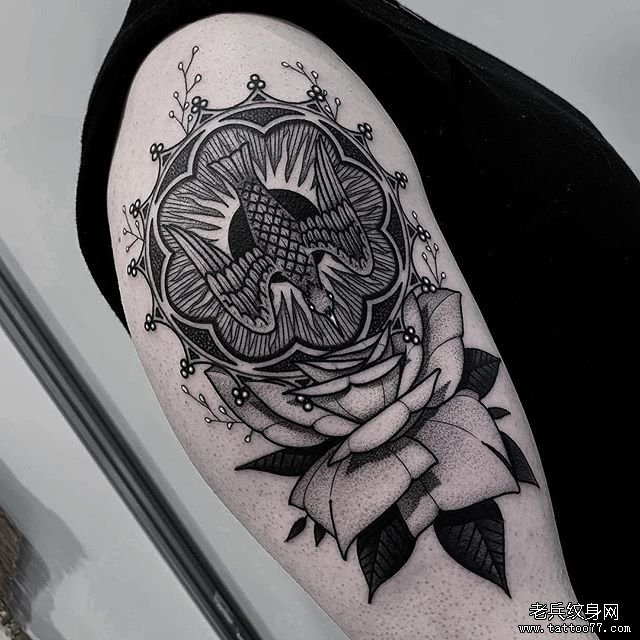 大臂玫瑰鸟纹身