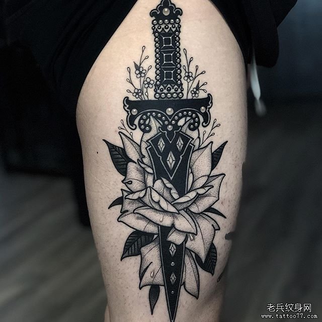 大腿玫瑰匕首纹身
