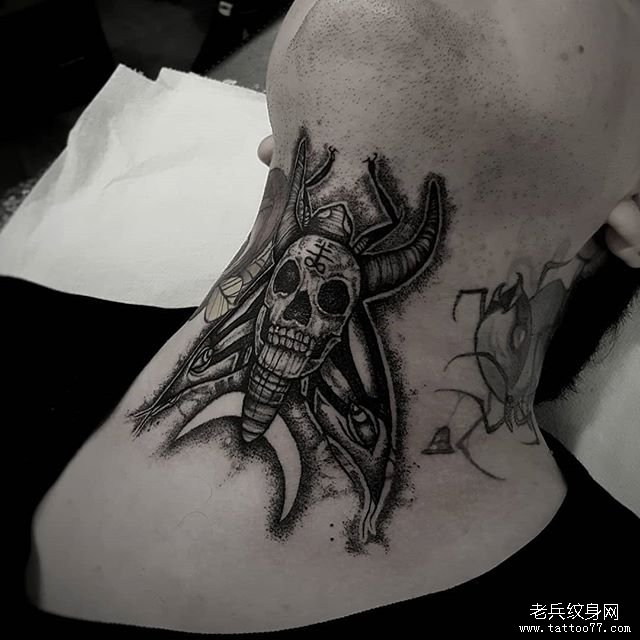 暗黑脖子骷髅纹身
