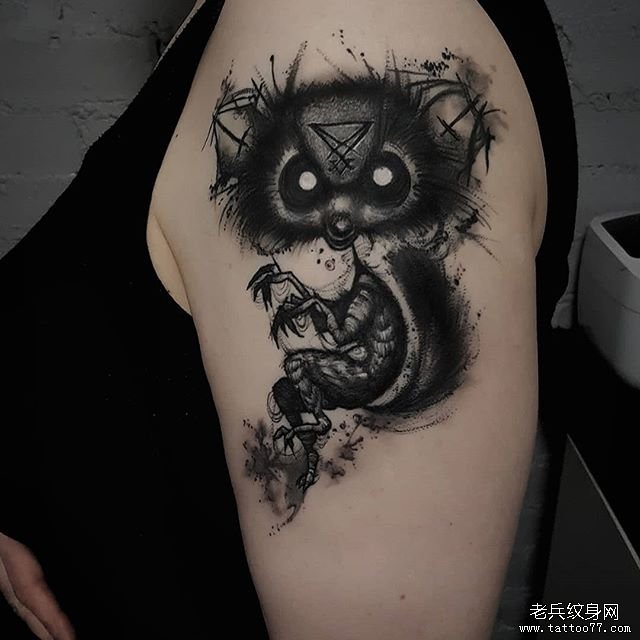 大臂个性暗黑浣熊纹身