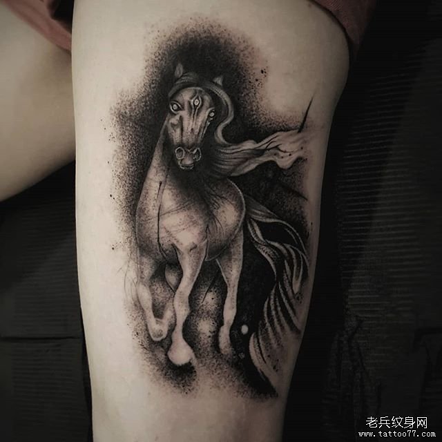 大腿暗黑马纹身