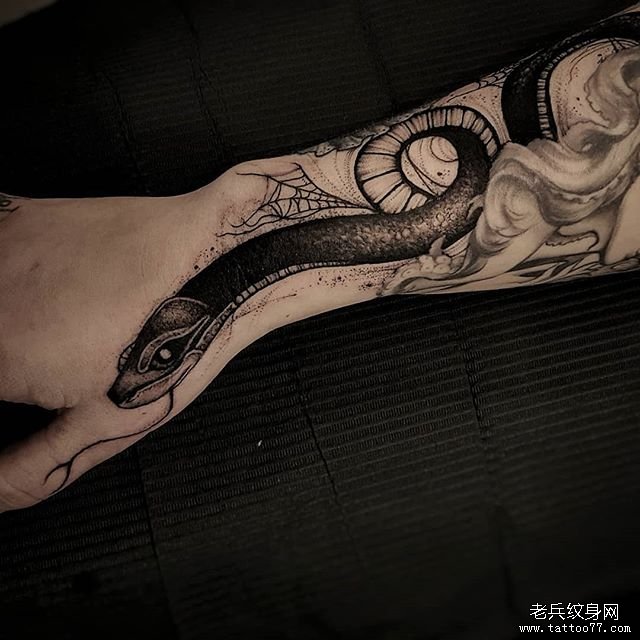 暗黑手臂蛇纹身