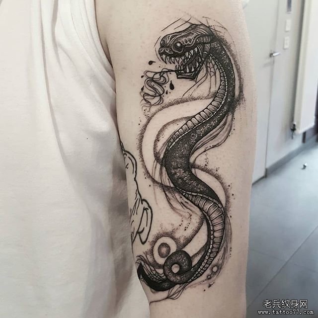 大臂暗黑蛇纹身