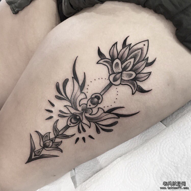 黑灰梵花大腿纹身
