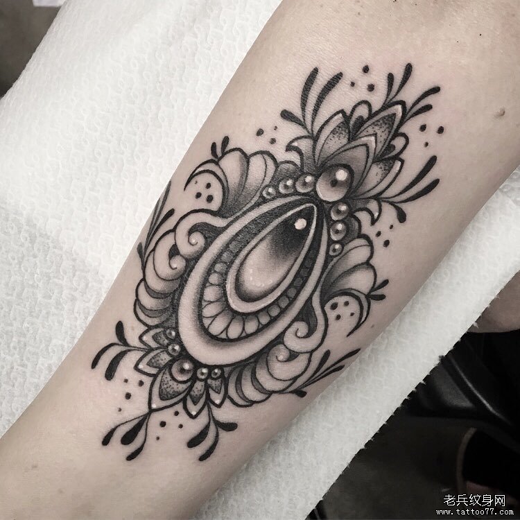 手臂黑灰梵花纹身
