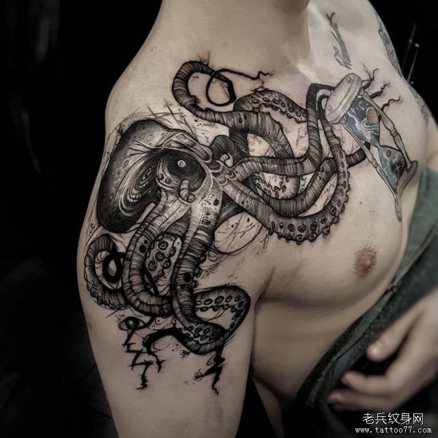 胸口暗黑章鱼纹身