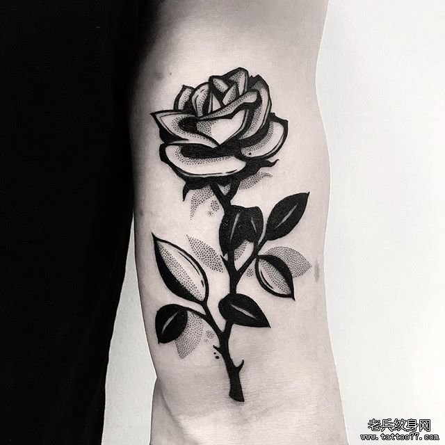 手臂个性黑灰点刺玫瑰花纹身