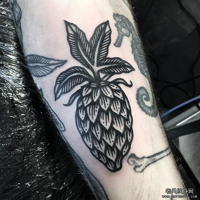 黑灰线条水果纹身