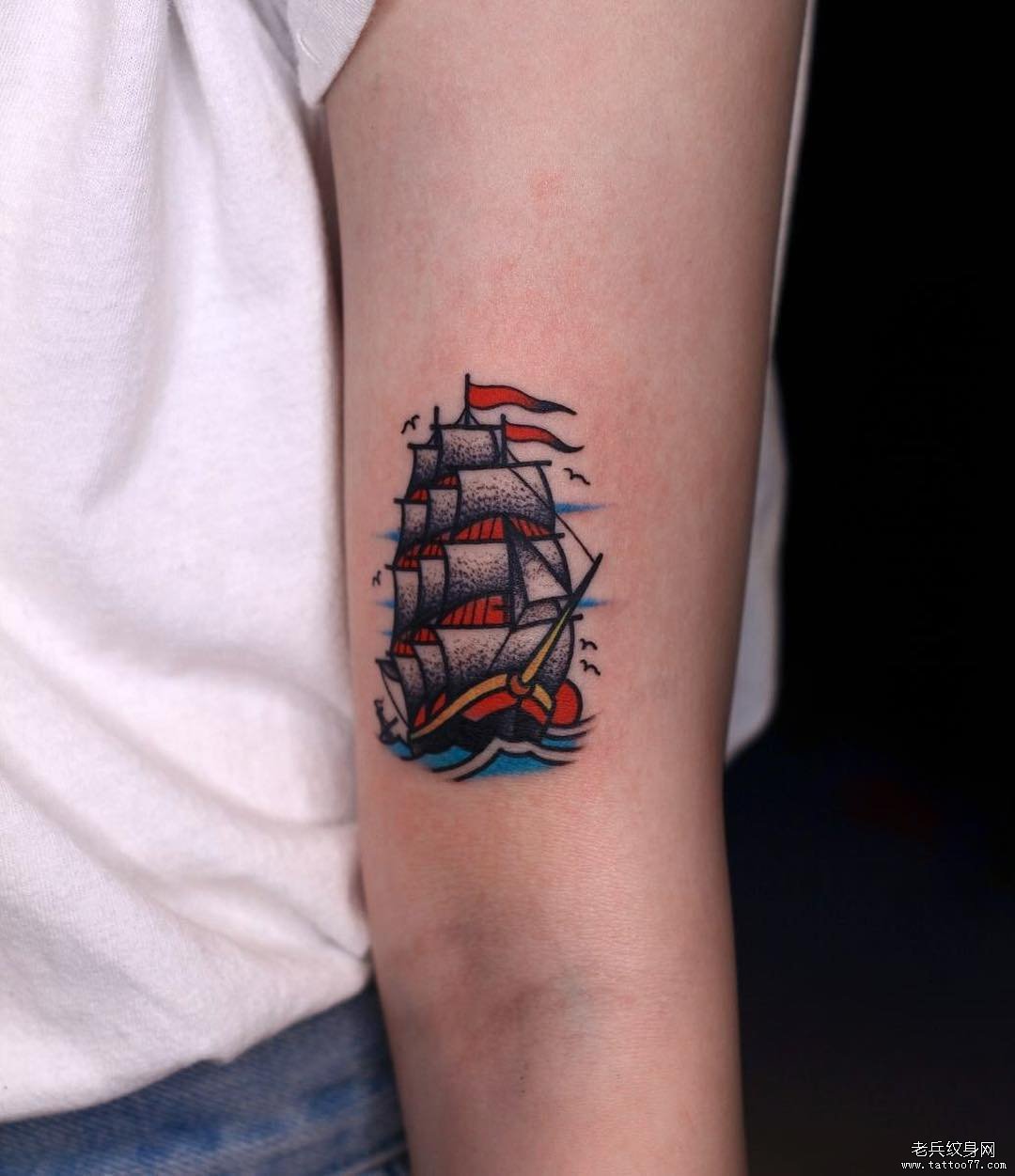 手臂色彩帆船纹身