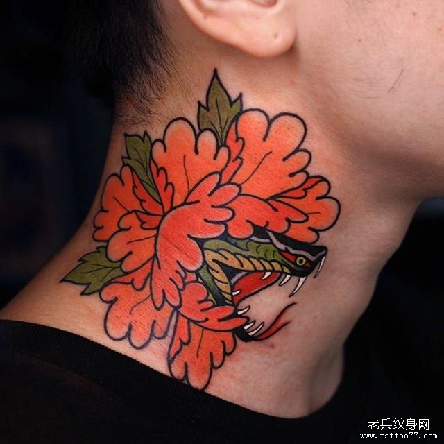色彩花卉蛇纹身