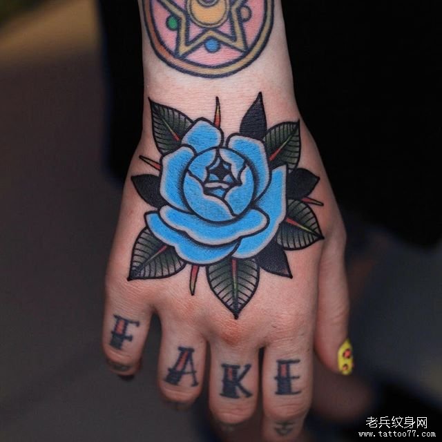 手臂蓝玫瑰纹身
