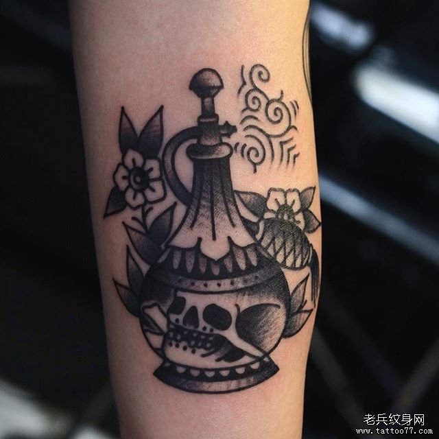 骷髅瓶子纹身
