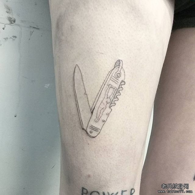线条小清新匕首纹身