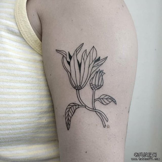 手臂线条花纹身
