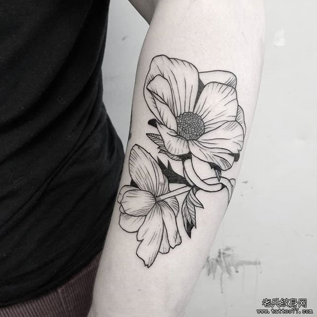 简约线条花纹身
