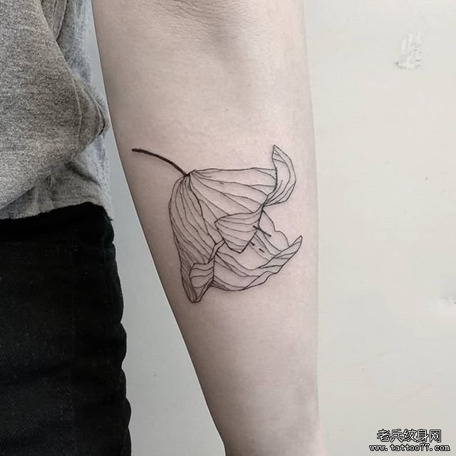 手臂线条简约花卉纹身