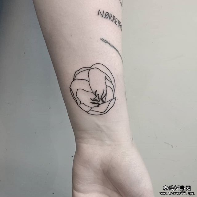 手臂花卉线条纹身