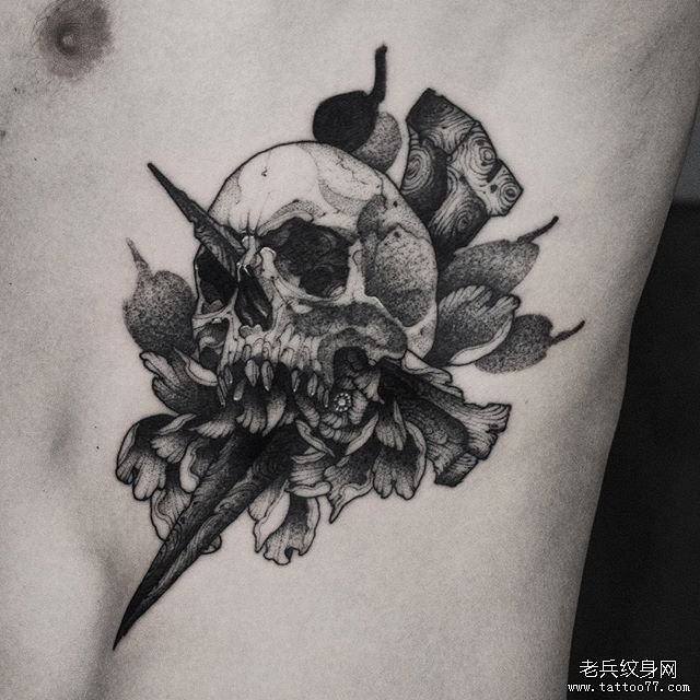 钉子骷髅纹身