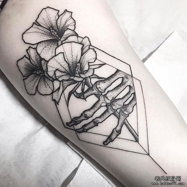 黑灰手花几何纹身