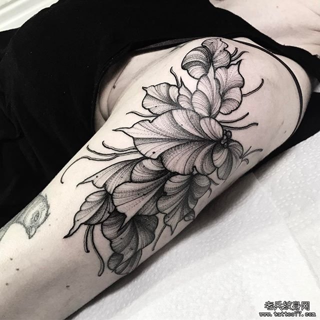 大臂黑灰花纹身