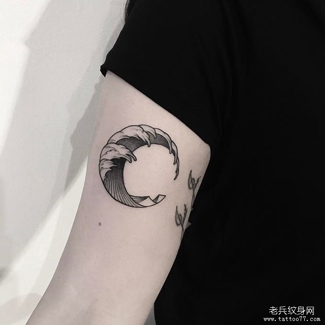 手臂月亮浪花纹身