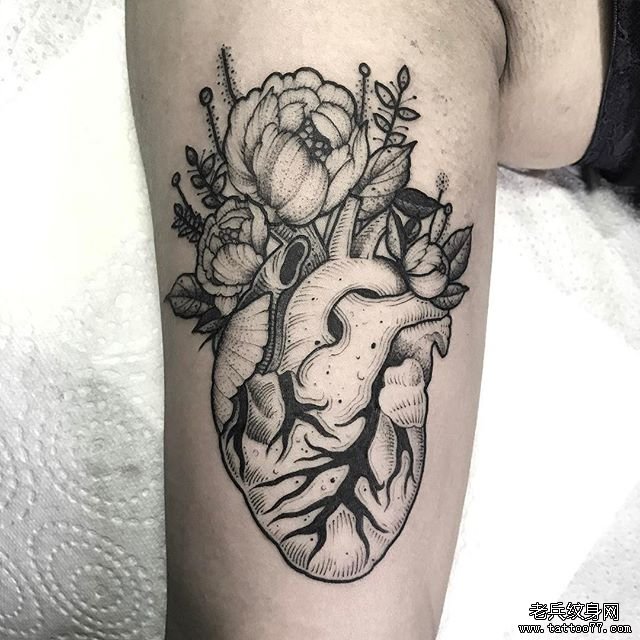 大臂心脏花纹身