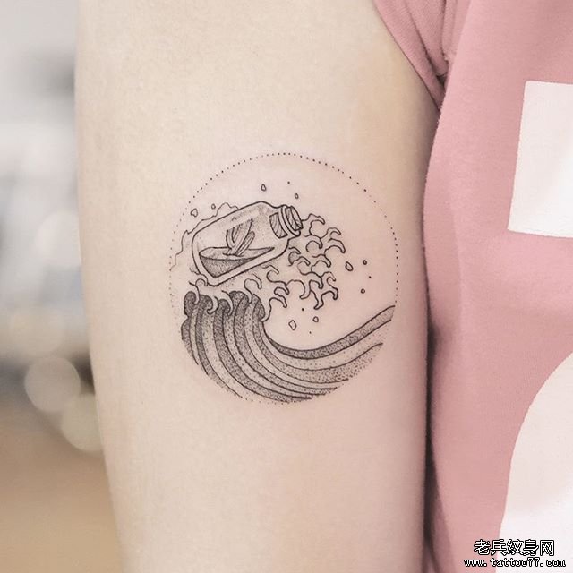 手臂黑灰海浪漂流瓶纹身图案