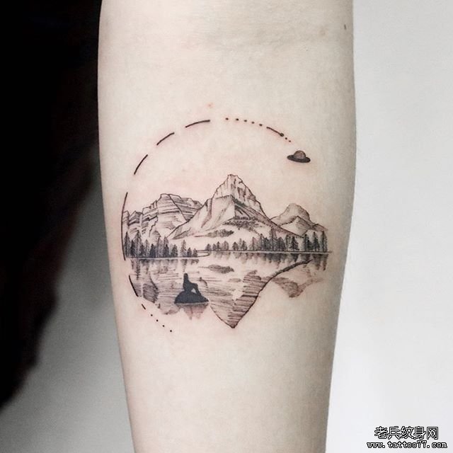 手臂黑灰山脉纹身图案