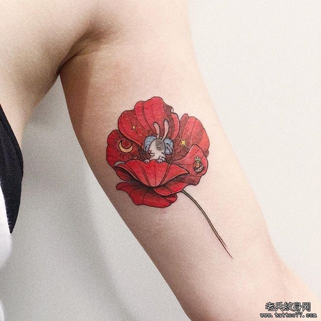 手臂彩色花卉纹身