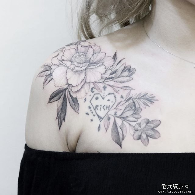 胸口个性黑灰花卉纹身