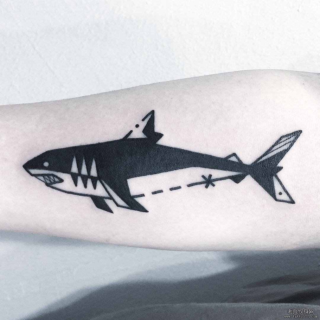 手臂几何鲨鱼纹身