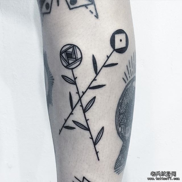 手臂小清新花卉纹身