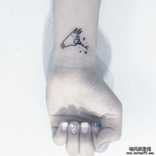 手腕线条纹身