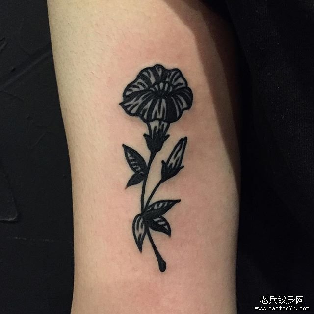 手臂花卉纹身