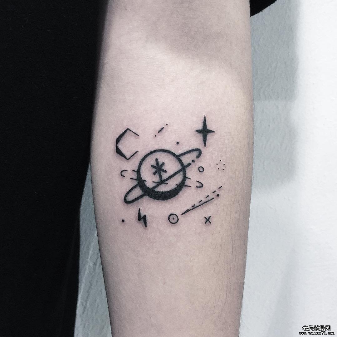 手臂几何星球纹身