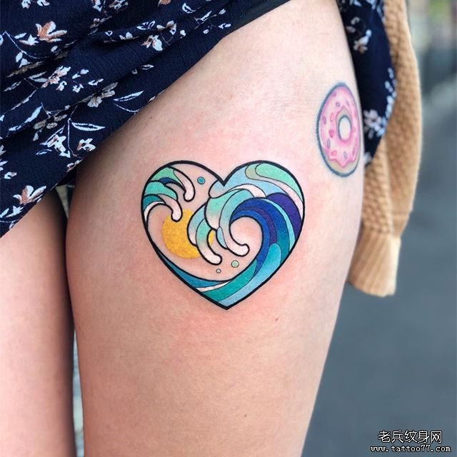 大腿彩色爱心海浪纹身