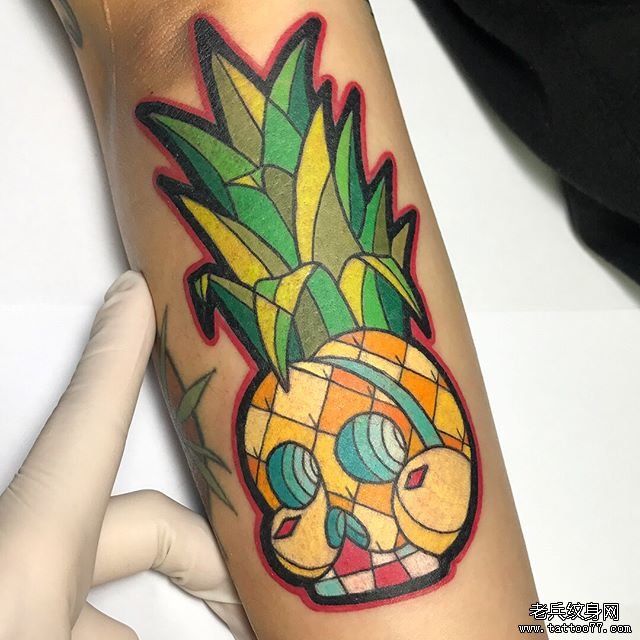 手臂彩色菠萝纹身图案